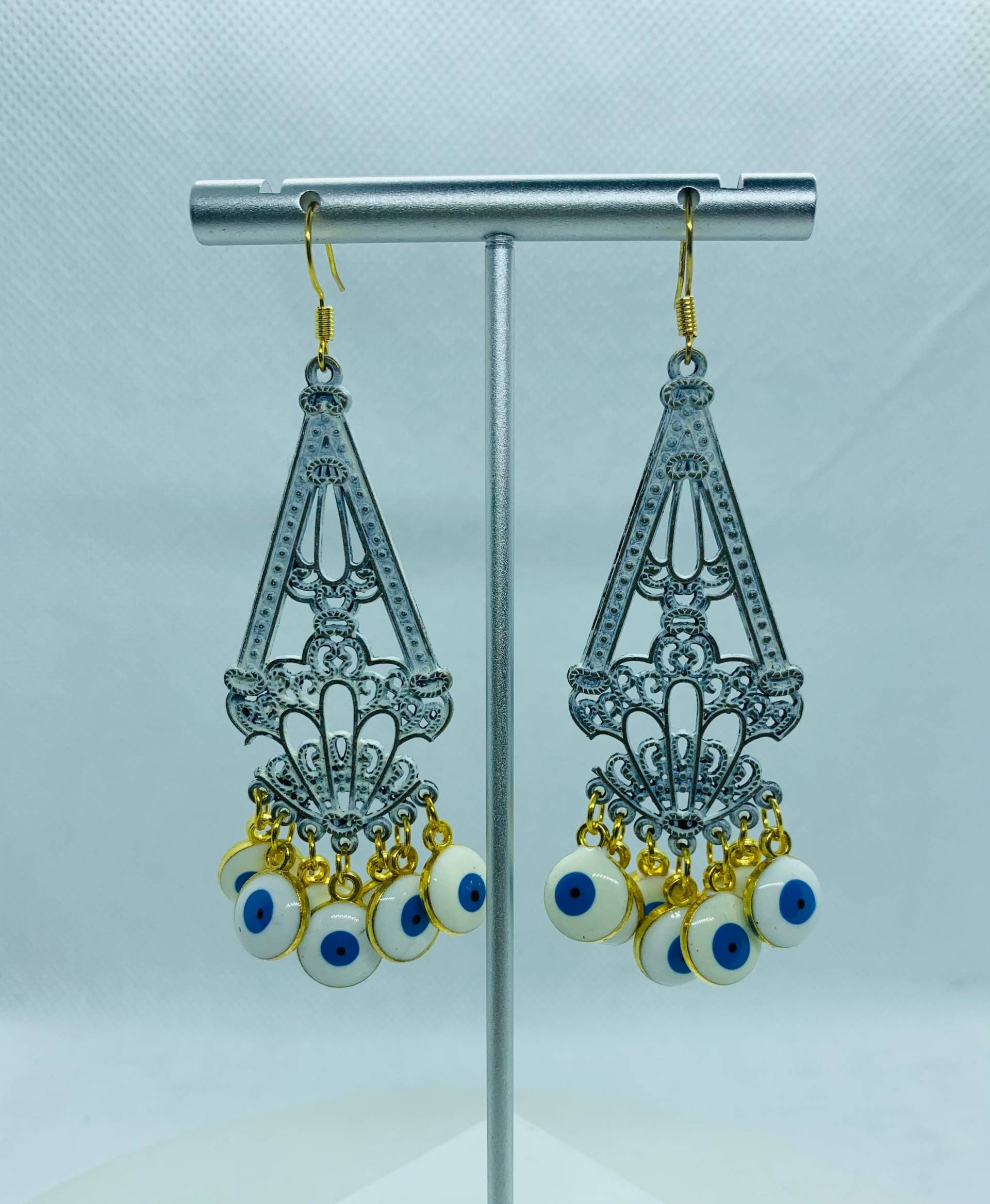 Spaß Und Flirty Weißen Zinn Filigrane Auge Kronleuchter Ohrringe Spaß Und Flirty Weißen Zinn Filigrane Auge Kronleuchter Ohrringe von CandyColorsJewelry