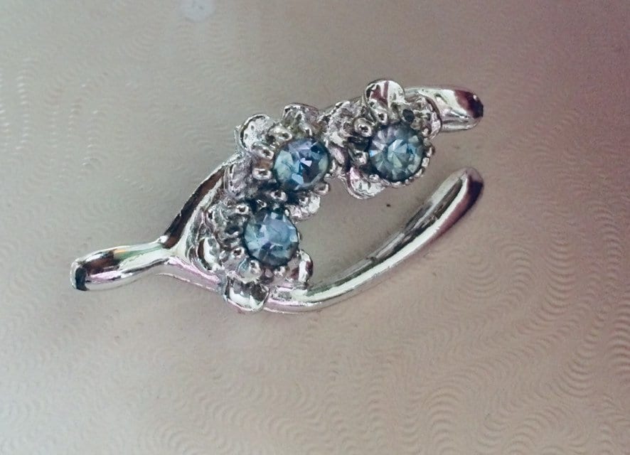 Vintage Silberfarbene Wishbone Brosche Mit Blauen Strasssteinen Und Blumen - Ziemlich Glücklich Vintage Silberfarbene Wishbone Brosche Mit Blauen Strasssteinen Und Blumen - Ziemlich Glücklich von LenasEve