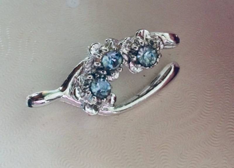 Vintage Silberfarbene Wishbone Brosche Mit Blauen Strasssteinen Und Blumen - Ziemlich Glücklich von LenasEve