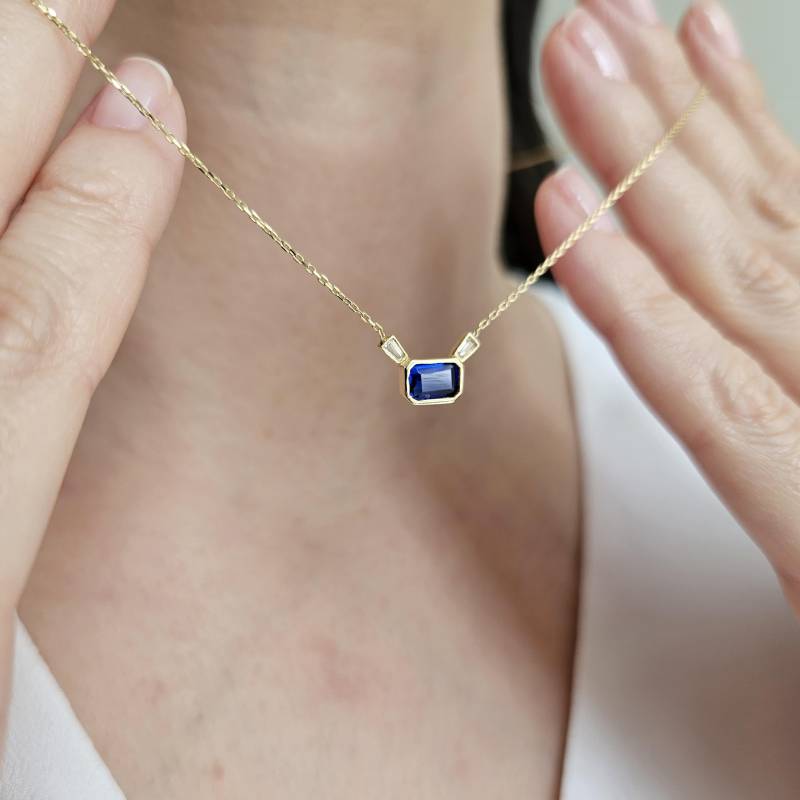14K Solid Gold Baguette Cut Saphir Halskette, Zierliche Edelstein Anhänger, September Birthstone Muttertagsgeschenk von LenasFineJewelry