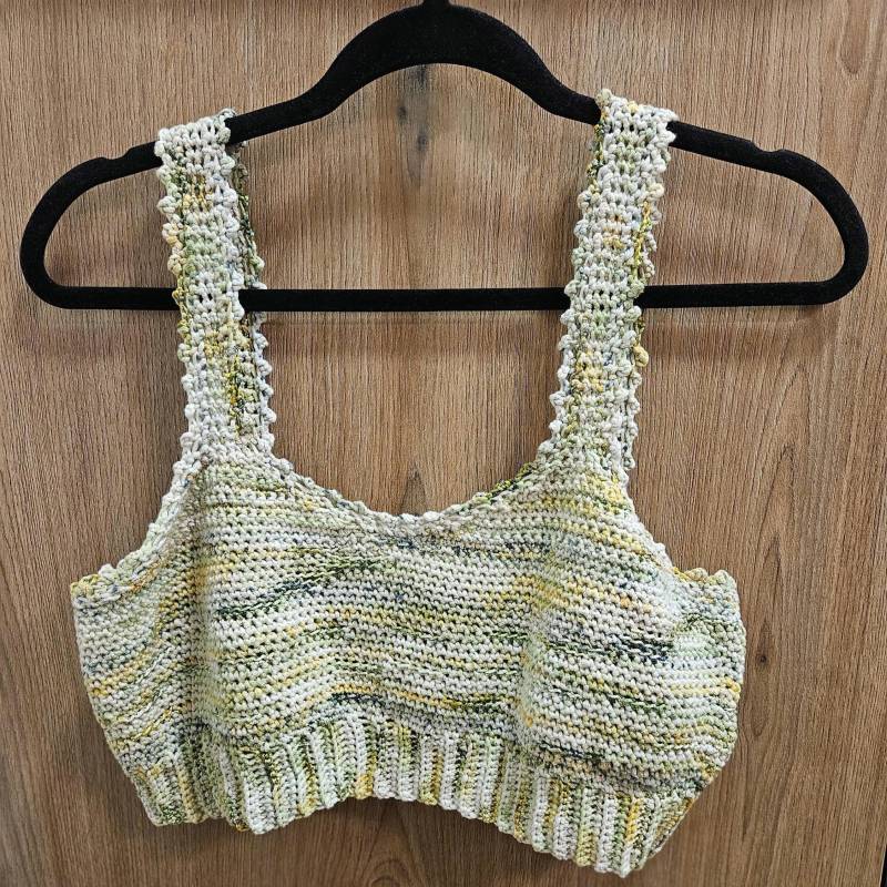 Crochet Cropped Top Green - Slight V-Neck von LenasNadelnest