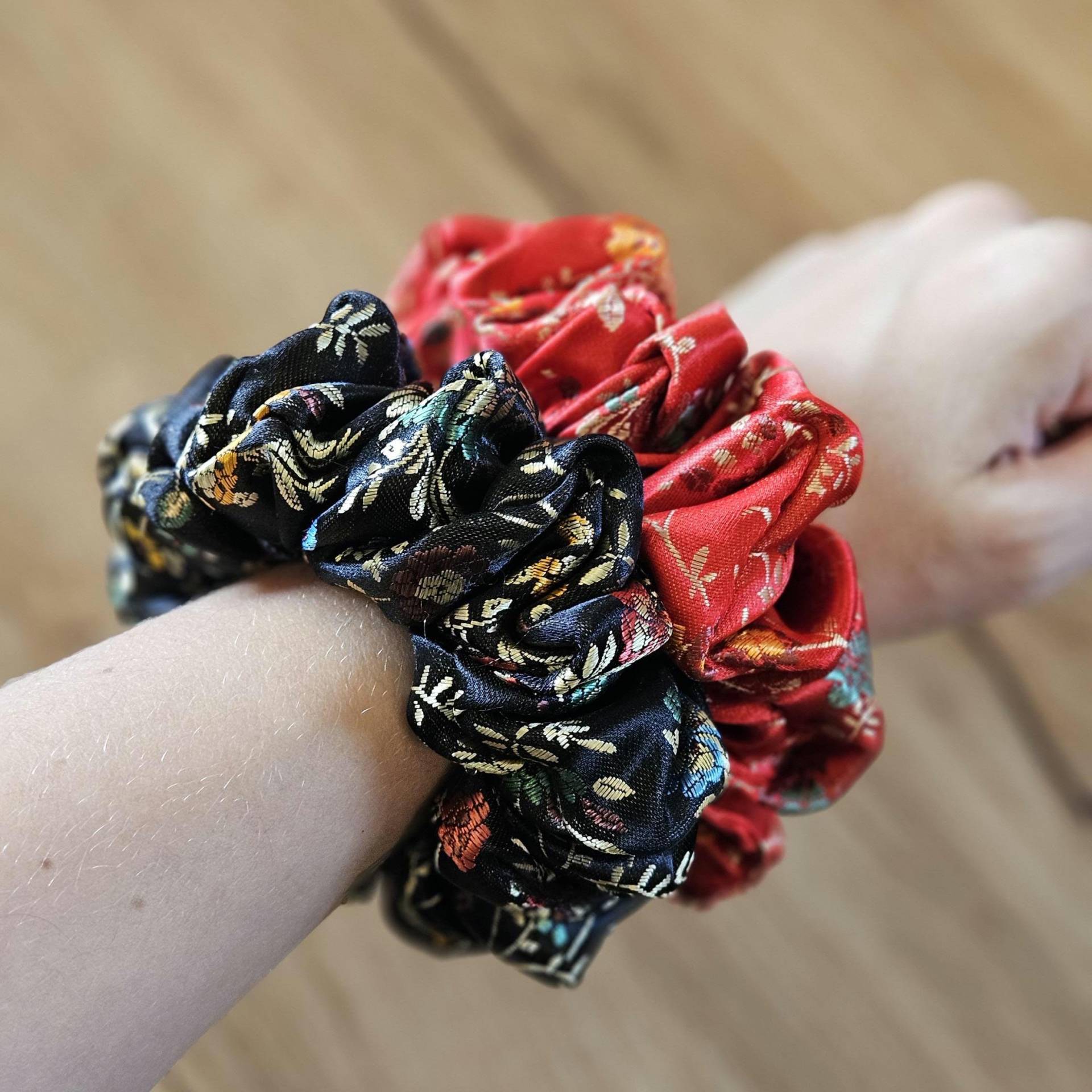 Flower Satin Scrunchie With Thick Elastic - Black/Red von LenasNadelnest