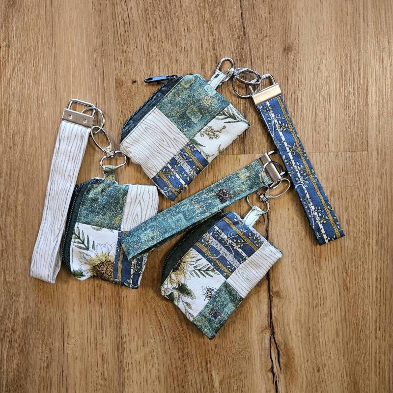 Keychain Wristlet With Zippered Coin Pouch - Patchwork Nature Whimsy von LenasNadelnest