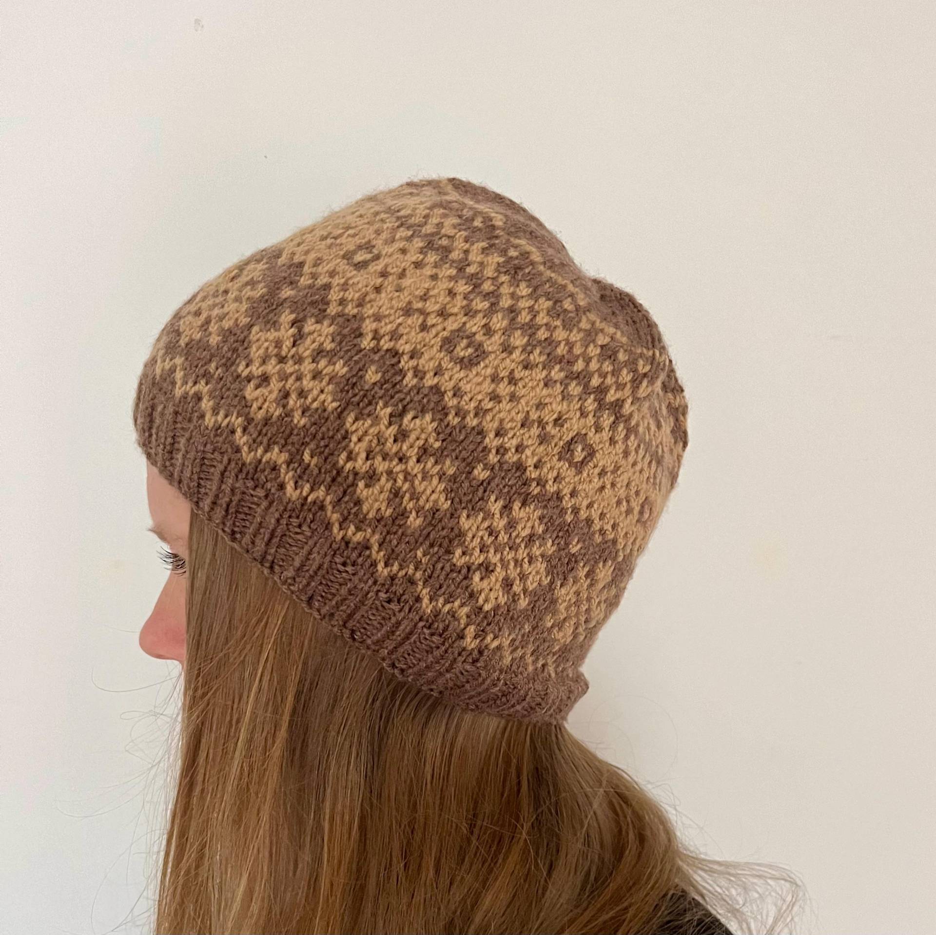 Fair Isle Strickmütze "Wooden Snowflakes" in Orange, Grau Und Weiß Aus Polyacryl - Vegan von LenasStrickwinkel
