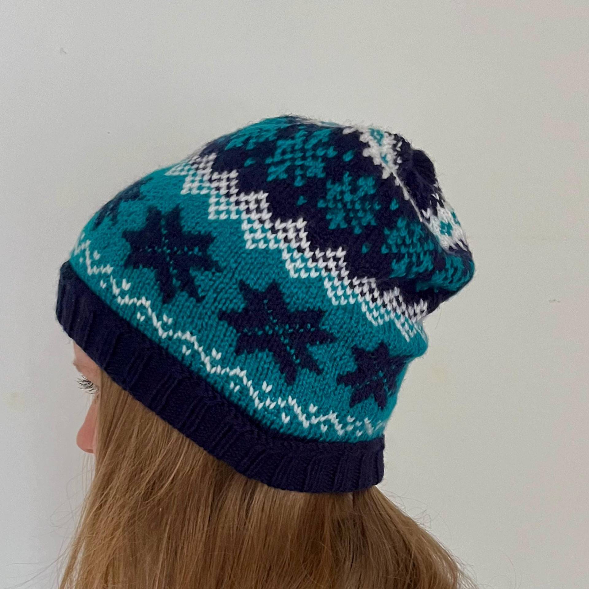 Norweger Strickmütze "Snowflakes Hollow" in Dunkelblau, Petrol Und Weiß Aus Polyacryl - Vegan von LenasStrickwinkel