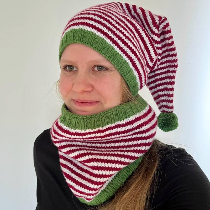Set Loopschal Und Zipfelmütze "Grinchy Pompom" Getsreift Mit Bommel Aus Polyacryl - Vegan von LenasStrickwinkel