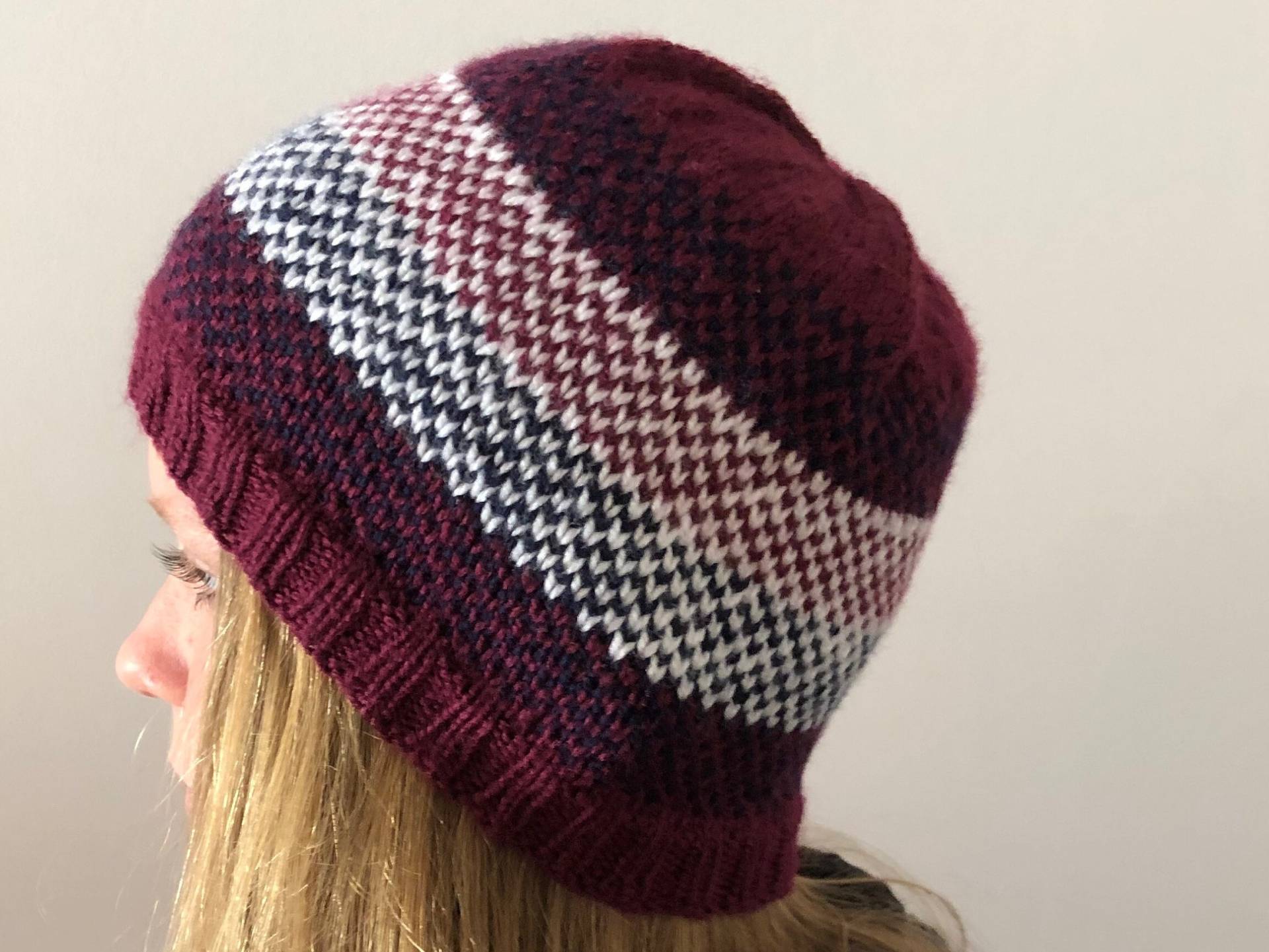 strickmütze "Red October" in Rot, Blau Und Weiß Aus Polyacryl - Vegan von LenasStrickwinkel