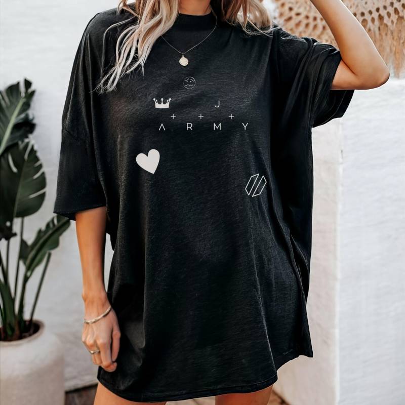 Unisex T-Shirt Jungkook Bts, Hand Tattoo Jk, Gift For Bias, Trendy Concert Fashion, Everyday Style, Perfect Army Member Unisex T-Shirt Jungkook Bts, Hand Tattoo Jk, Gift For Bias, Trendy Concert Fashion, Everyday Style, Perfect Army Member von LenasartLaB