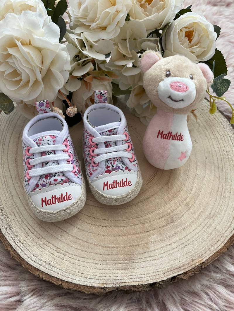 Babyschuhe + Babyrassel Set Personalisiert Mit Namen, Geschenk Zur Geburt, Mädchen, Babyrassel, 1. Laufschuhe, Blümchenschuhe von LenasgeschenkeDE