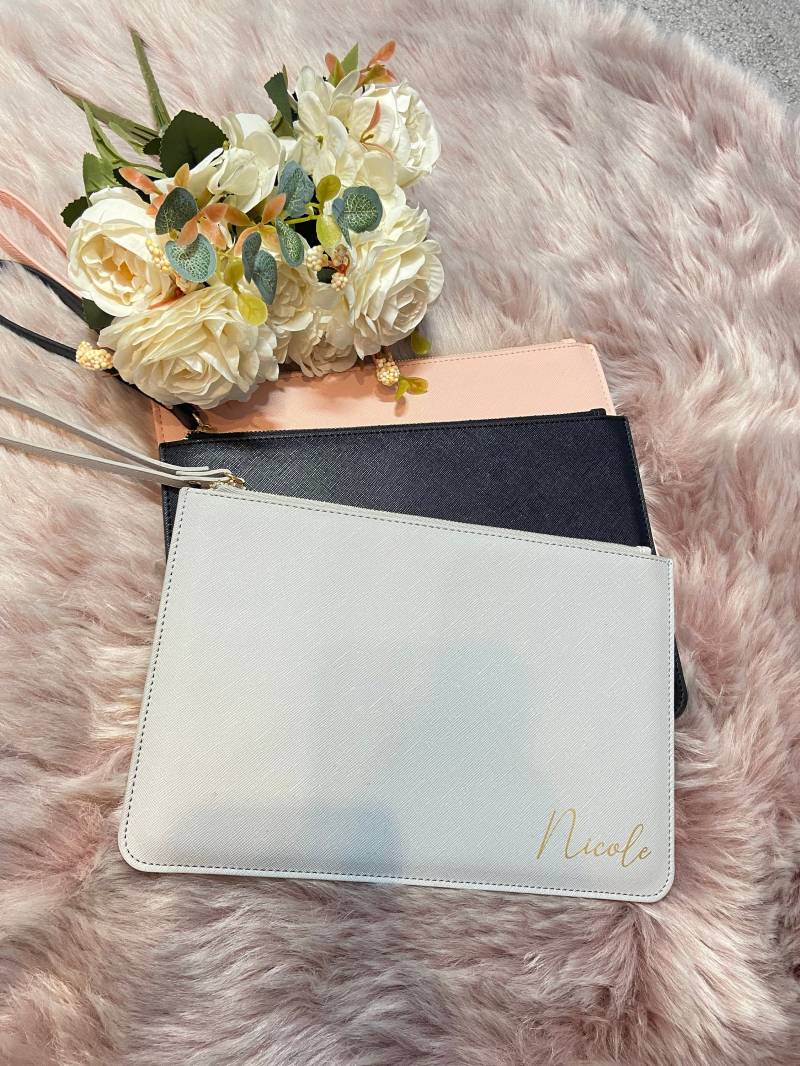 Personalisierte Clutch Kosmetiktasche Brautjunferngeschenk Geschenk Abitur Abschluss Abschied Kulturtasche Mit Namen Saffiano Leder von LenasgeschenkeDE