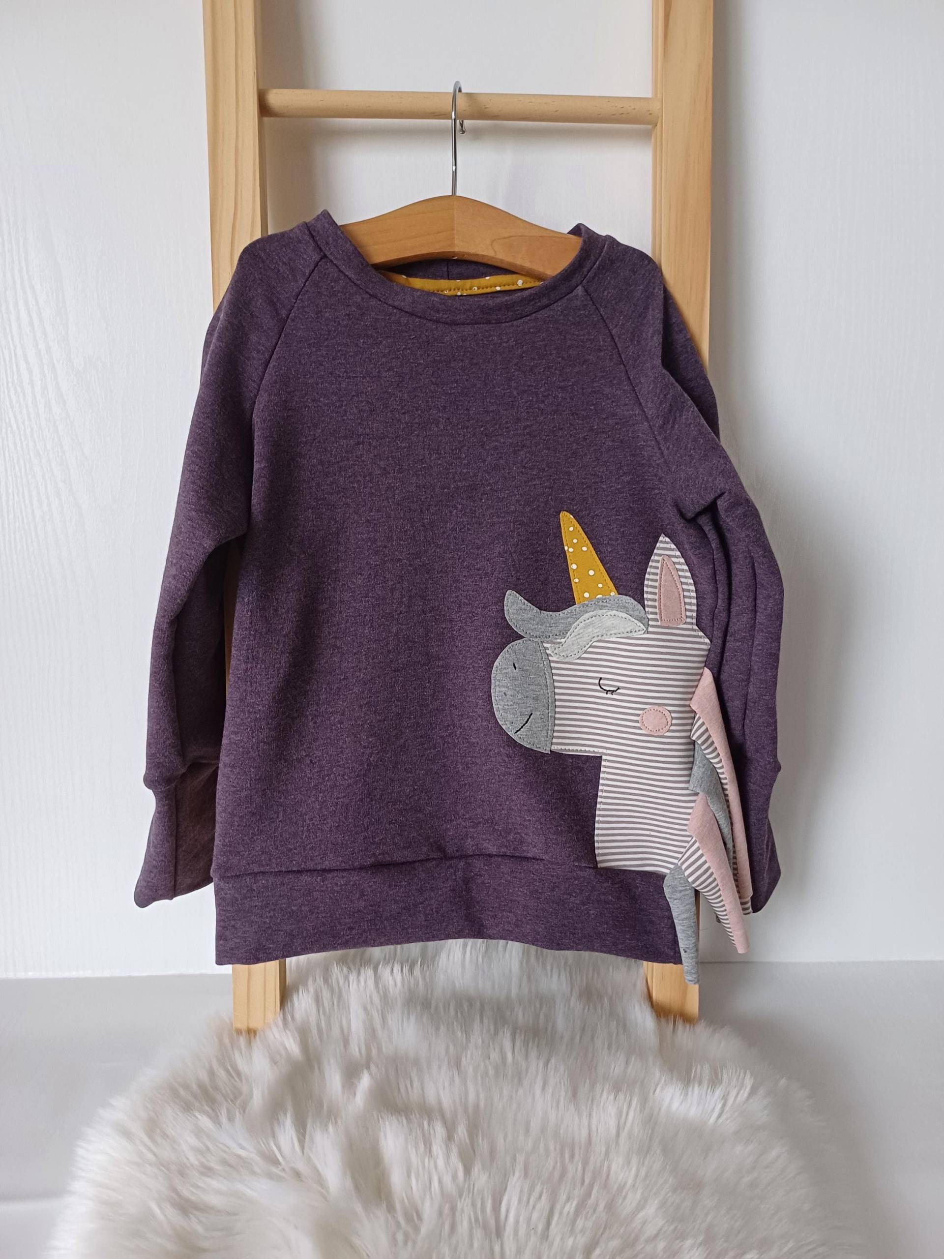 Einhornsweater Für Kinder in Lila Mit Einhorn-Applikation Und 3D-Mähne Aus Jersey Einhornsweater Für Kinder in Lila Mit Einhorn-Applikation Und 3D-Mähne Aus Jersey von LenchensGetuschel