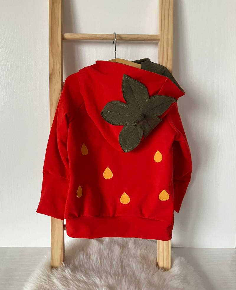 Erdbeerhoodie Für Kinder Aus Weichem French-Terry in Rot Mit Süßer Kapuze Erdbeerkelch von LenchensGetuschel