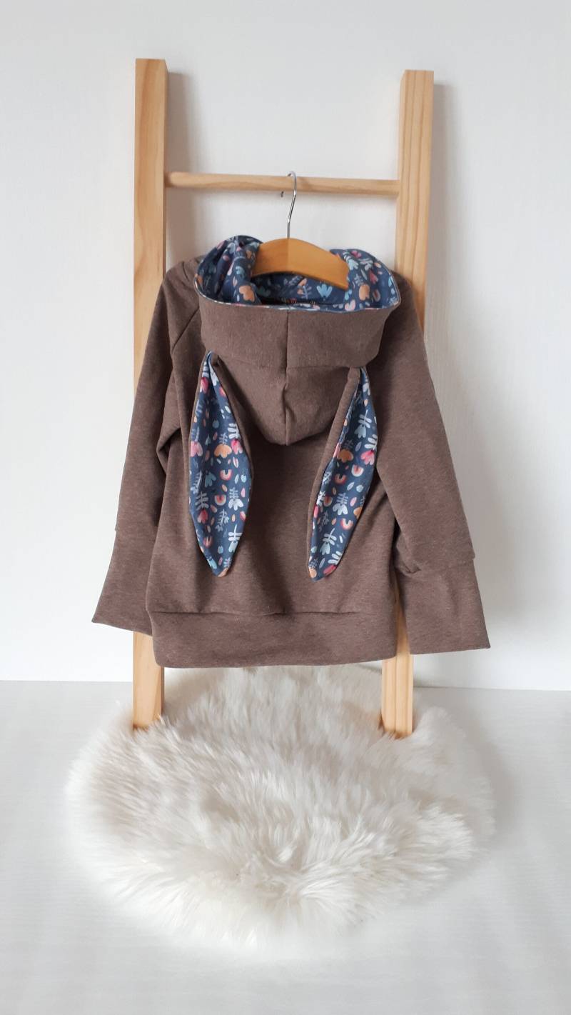 Hasenhoodie Für Kinder Mit Hasenohren Aus Braunmeliertem French-Terry Und Süßem Blümchen-Innenfutter von LenchensGetuschel