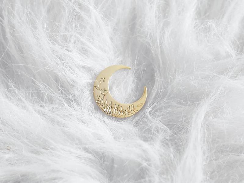 Mondnadel - Brosche Goldene Metallnadeln Emaille-Nadel Geburtstagsgeschenk Goldener Mondschmuck Blumengravur Mondnadel - Brosche Goldene Metallnadeln Emaille-Nadel Geburtstagsgeschenk Goldener Mondschmuck Blumengravur von LencrerieMarine