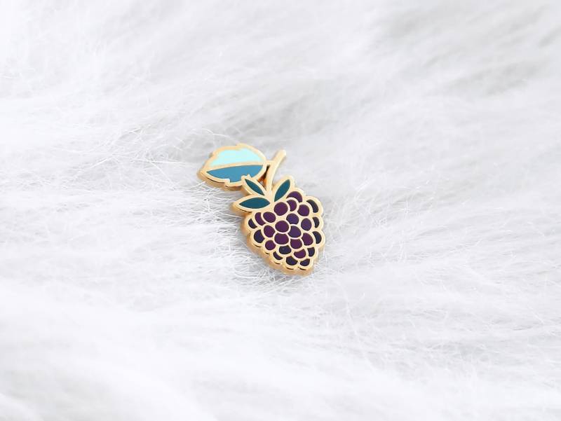 Wilde Himbeernadel - Brombeere Emaille-Blumennadel Brosche Emaille-Metallnadel Gold Damen-Accessoire Und Geschenk Rote Fruchtbrosche Wilde Himbeernadel - Brombeere Emaille-Blumennadel Brosche Emaille-Metallnadel Gold Damen-Accessoire Und Geschenk Rote Fruchtbrosche von LencrerieMarine