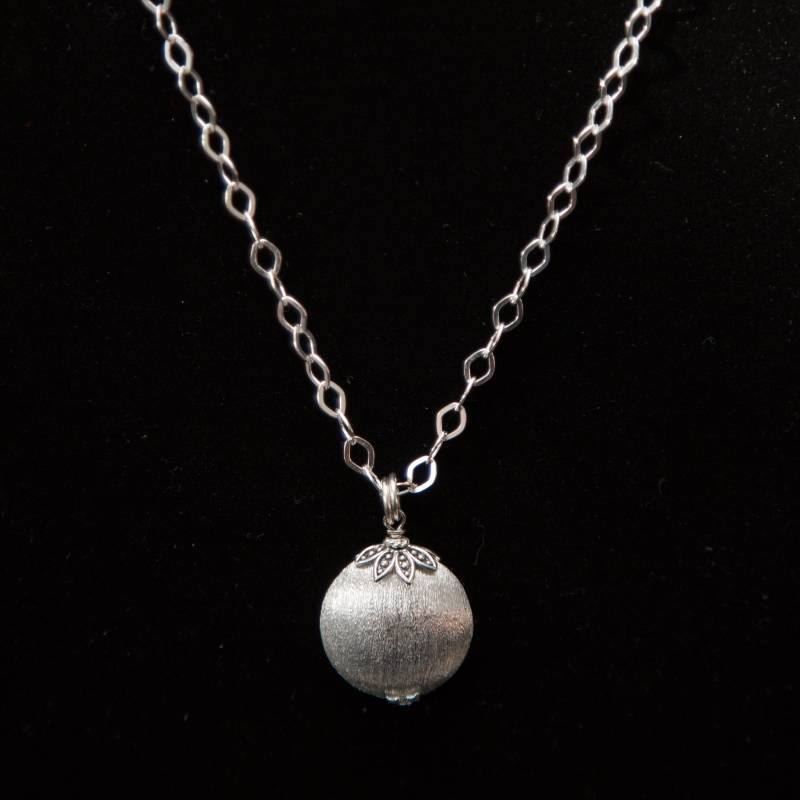 Chunky Helle Silberkette Mit Gebürstetem Metall Kreis Anhänger Chunky Helle Silberkette Mit Gebürstetem Metall Kreis Anhänger von LenewoodDesigns