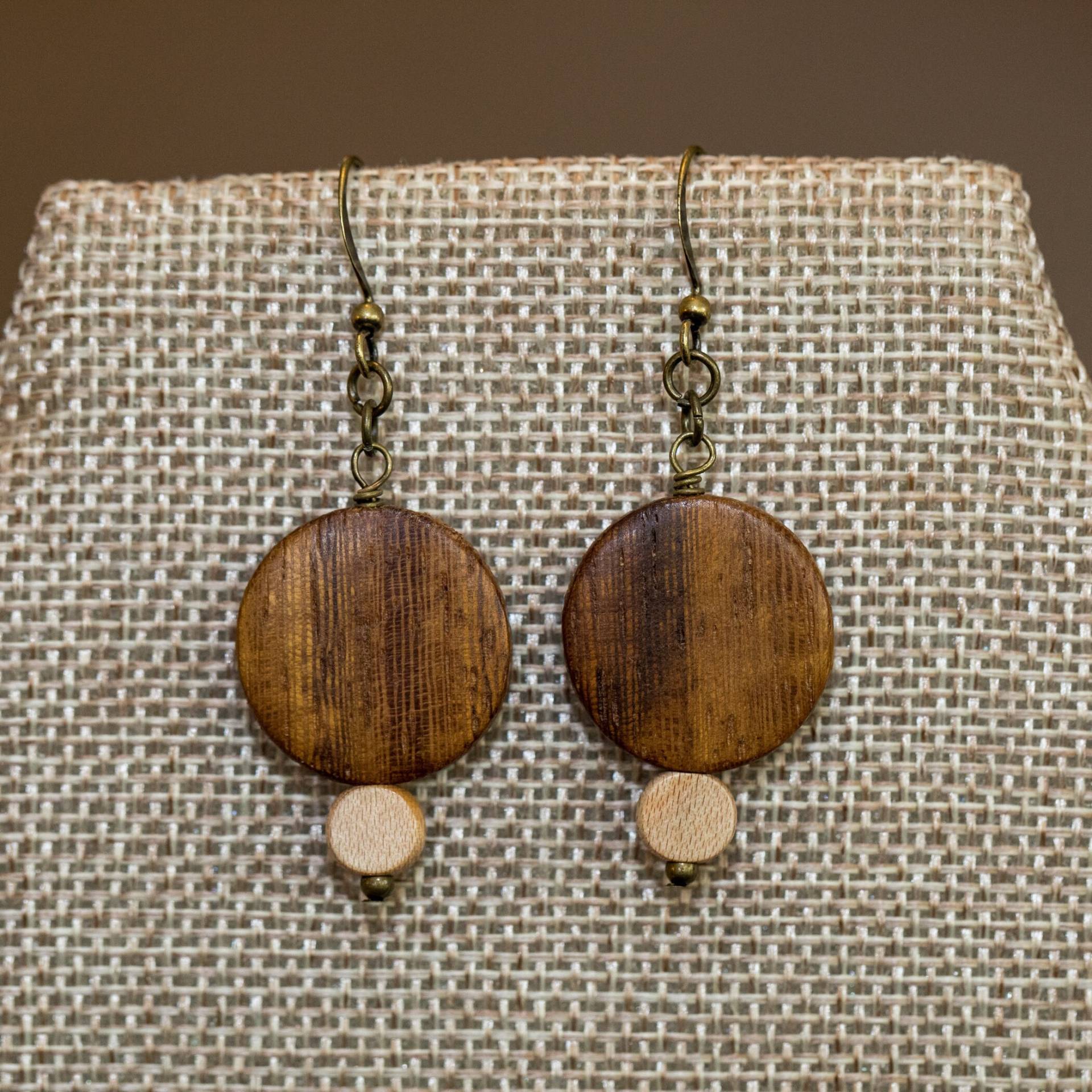 Zwei Getönte Ohrhänger Aus Holzscheiben Zwei Getönte Ohrhänger Aus Holzscheiben von LenewoodDesigns
