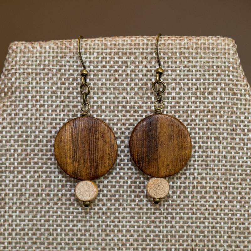 Zwei Getönte Ohrhänger Aus Holzscheiben Zwei Getönte Ohrhänger Aus Holzscheiben von LenewoodDesigns