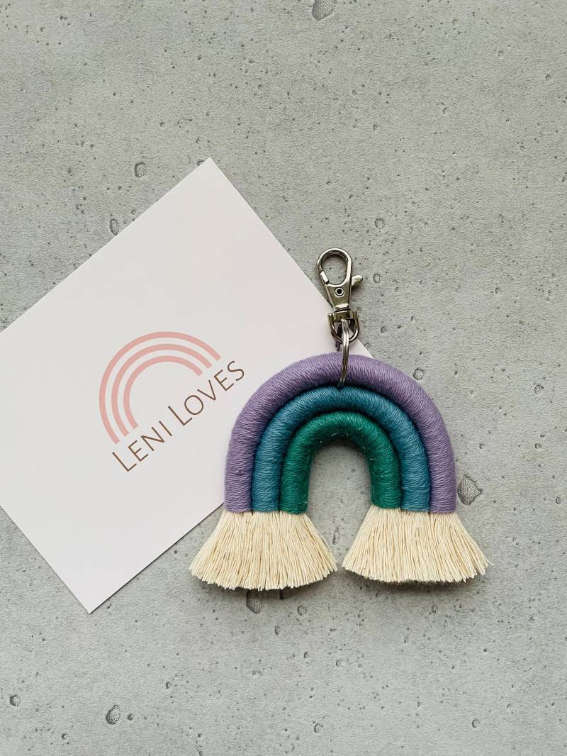 Schlüsselanhänger Regenbogen Makramee, Handgemachte & Individuelle Deko Für Handtasche, Rucksack, Wickeltasche Oder Kinderwagen von LeniLovesShop
