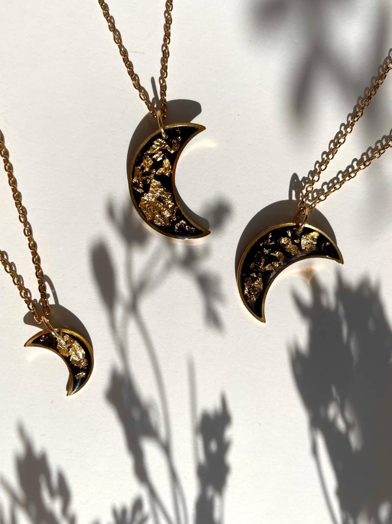 Goldene Mondkette Mit Blattgold Vor Schwarzem Hintergrund, Aus Vergoldetem Edelstahl Goldene Mondkette Mit Blattgold Vor Schwarzem Hintergrund, Aus Vergoldetem Edelstahl von LeniellaJewellery