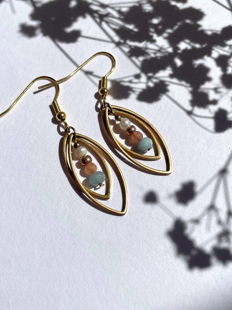 Längliche Bewegliche Ohrringe Mit Süßwasserperle, Aquamarin Und Sonnenstein Aus Vergoldetem Edelstahl Längliche Bewegliche Ohrringe Mit Süßwasserperle, Aquamarin Und Sonnenstein Aus Vergoldetem Edelstahl von LeniellaJewellery
