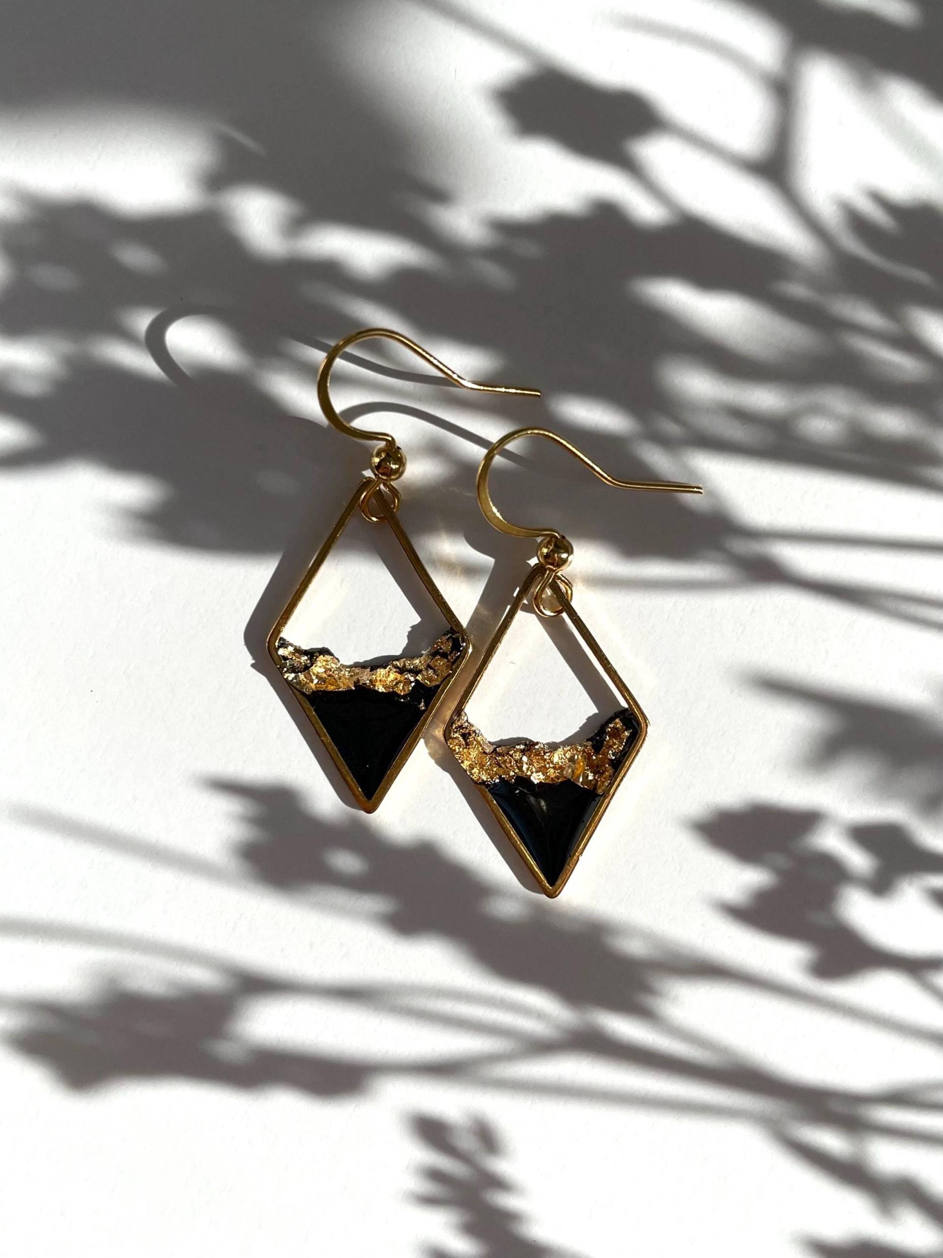 Ohrringe Mit Blattgold Und Schwarzem Epoxitharz, Aus Vergoldetem Edelstahl Ohrringe Mit Blattgold Und Schwarzem Epoxitharz, Aus Vergoldetem Edelstahl von LeniellaJewellery