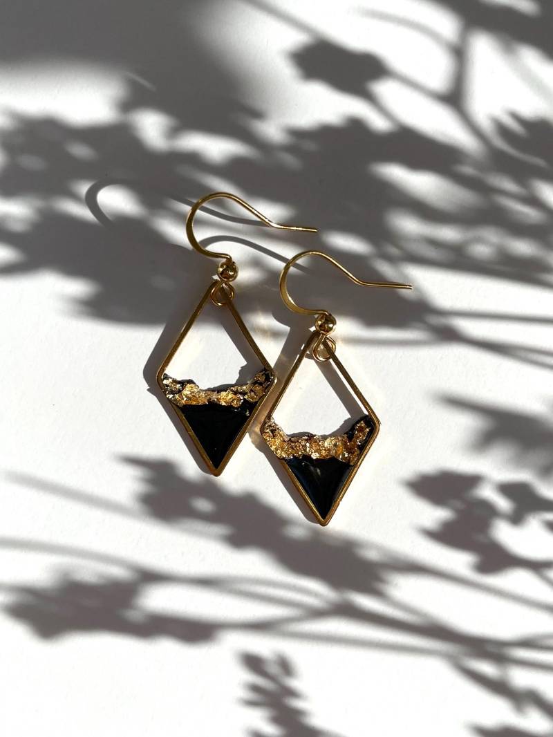 Ohrringe Mit Blattgold Und Schwarzem Epoxitharz, Aus Vergoldetem Edelstahl Ohrringe Mit Blattgold Und Schwarzem Epoxitharz, Aus Vergoldetem Edelstahl von LeniellaJewellery