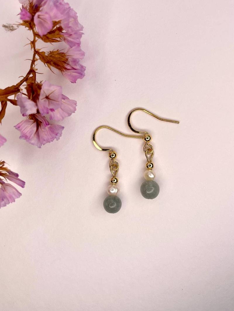 Ohrringe Mit Grünem Aventurin Und Süßwasserperle, Aus Vergoldetem Edelstahl Ohrringe Mit Grünem Aventurin Und Süßwasserperle, Aus Vergoldetem Edelstahl von LeniellaJewellery