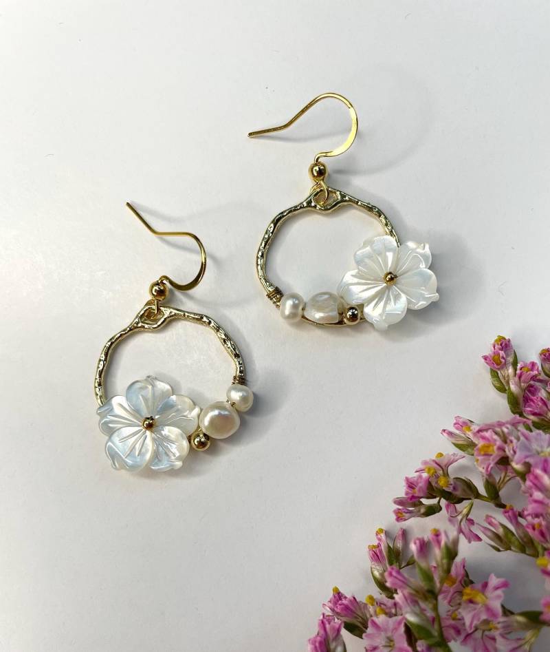 Ohrringe Mit Perlmuttblüte Und Süßwasserperlen Ohrringe Mit Perlmuttblüte Und Süßwasserperlen von LeniellaJewellery
