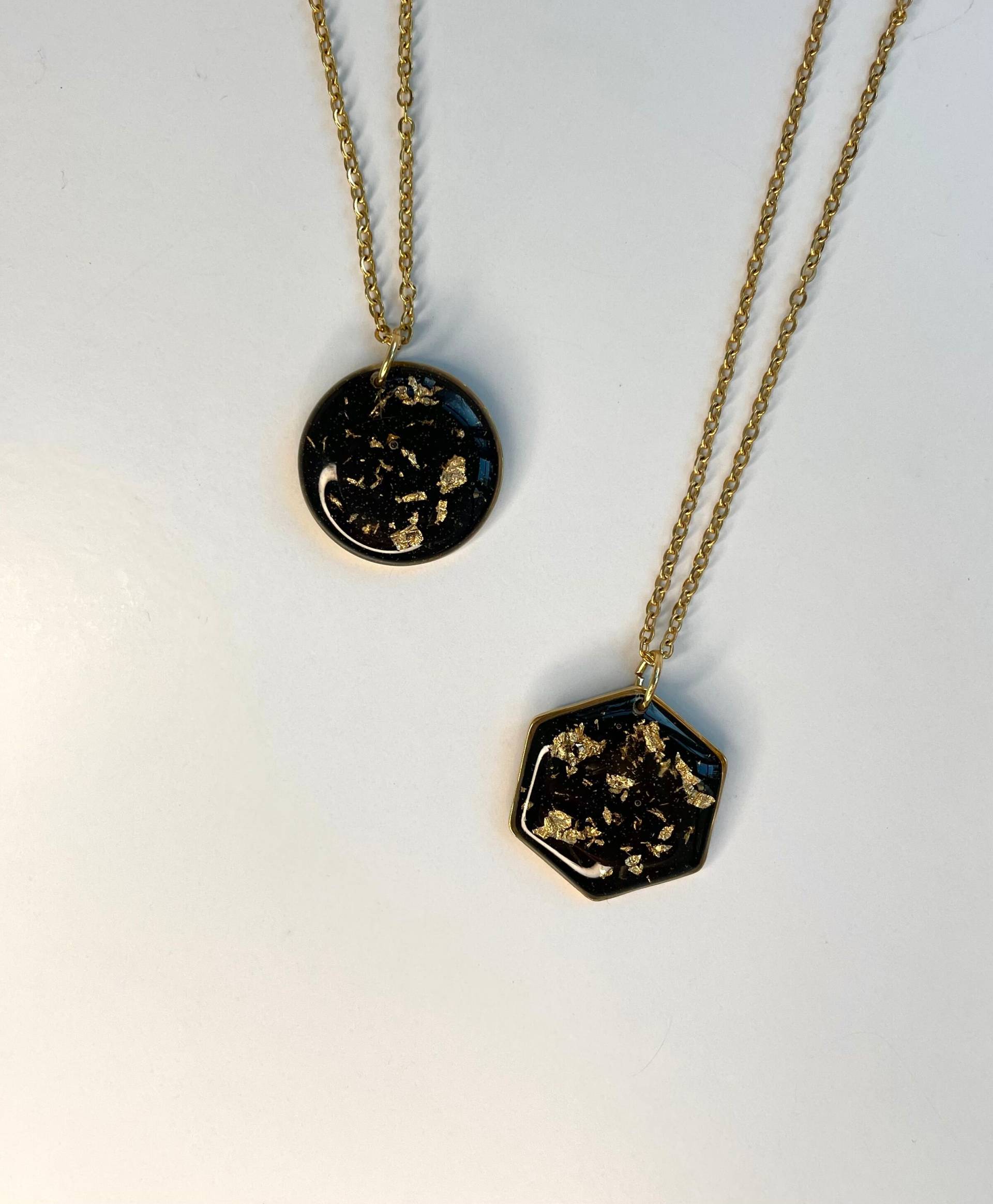 Vergoldete Kette Mit Goldflocken Und Schwarzem Epoxidharz Vergoldete Kette Mit Goldflocken Und Schwarzem Epoxidharz von LeniellaJewellery