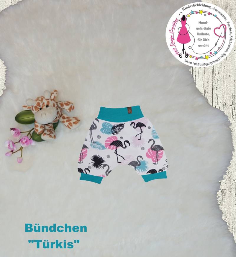Capri - Oder Kurze Pumphose Mädchen Gr.52-116, Mit Großen Flamingos & Federn, Auf Weißem Hintergrund + Bündchen | Farbe Wählbar von LenisDesignCreations