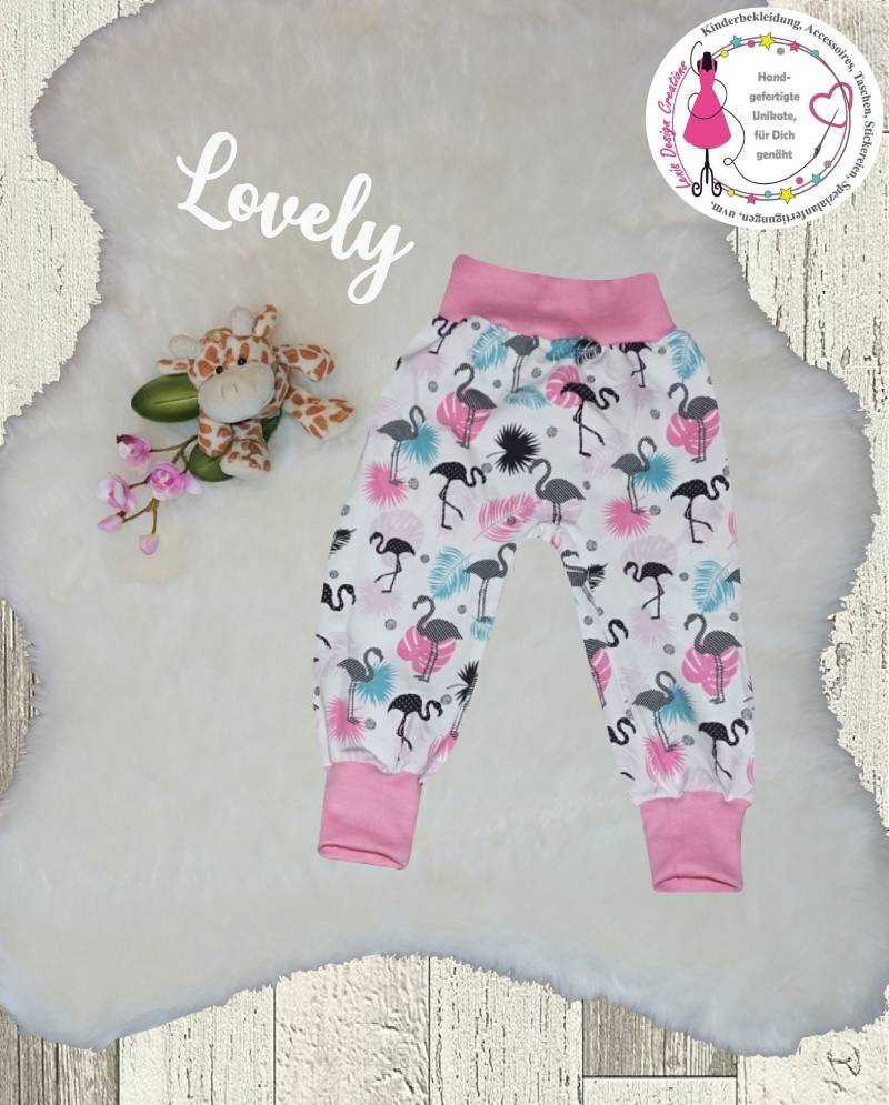 Lange Pumphose Für Mädchen Gr.52-116, Mit Großen Flamingos & Federn, Auf Weißem Hintergrund + Bündchen | Farbe Wählbar, Kurze Hose Möglich von LenisDesignCreations