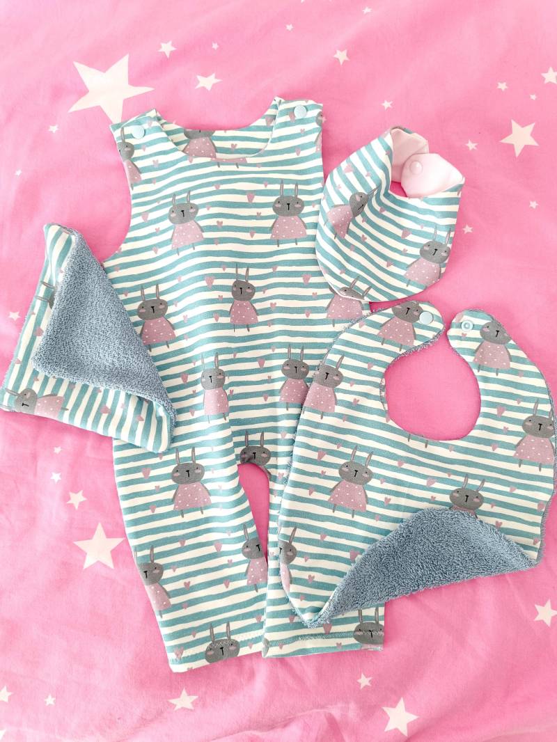 Babygarnitur Strampler Lätzchen Tuch Rassel von Lenisalih