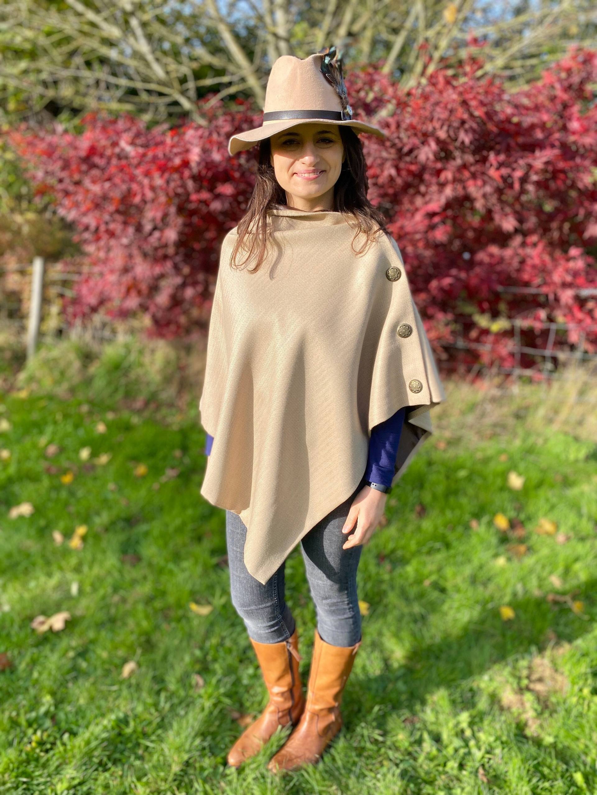 809. Handgemachter Beige Fischgrät 100% Wolle Tweed Cape Poncho von LenkasDresses