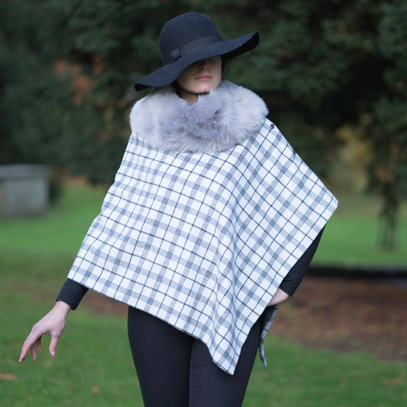 Handgemachter Damen Schwarz Weiß Karo Tweed Cape Poncho von LenkasDresses