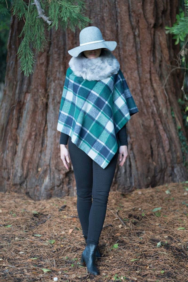 Handgemachter Lady Es Green Check Tweed Cape Poncho von LenkasDresses