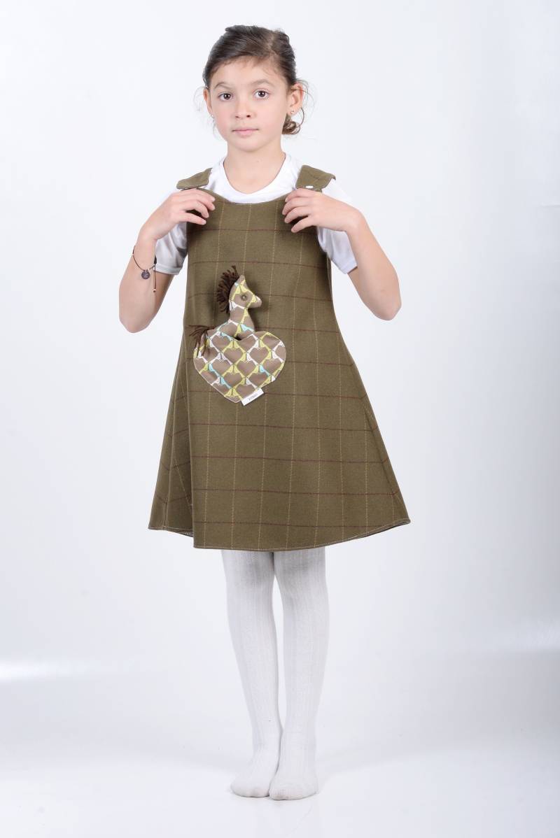 Handgemachtes Wende-Mädchenkleid Mit Pferd. Vögel Auf Grün Karo. Größe New Born - 8-9 Jahre von LenkasDresses