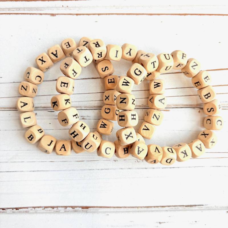 Lenora Dame Alphabet Stretch Armband Set von LenoraDameStudio