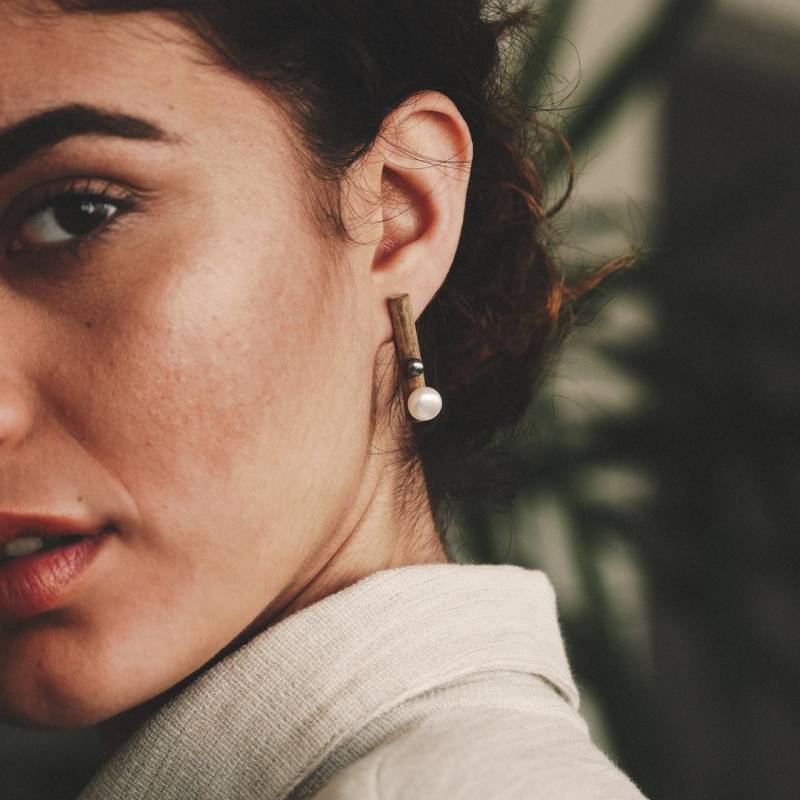 Perle Treibholz Ohrringe, Weiße Und Schwarze Perlen Ohrstecker, Sterling Silber Holzkunst Design von LentiJewelry