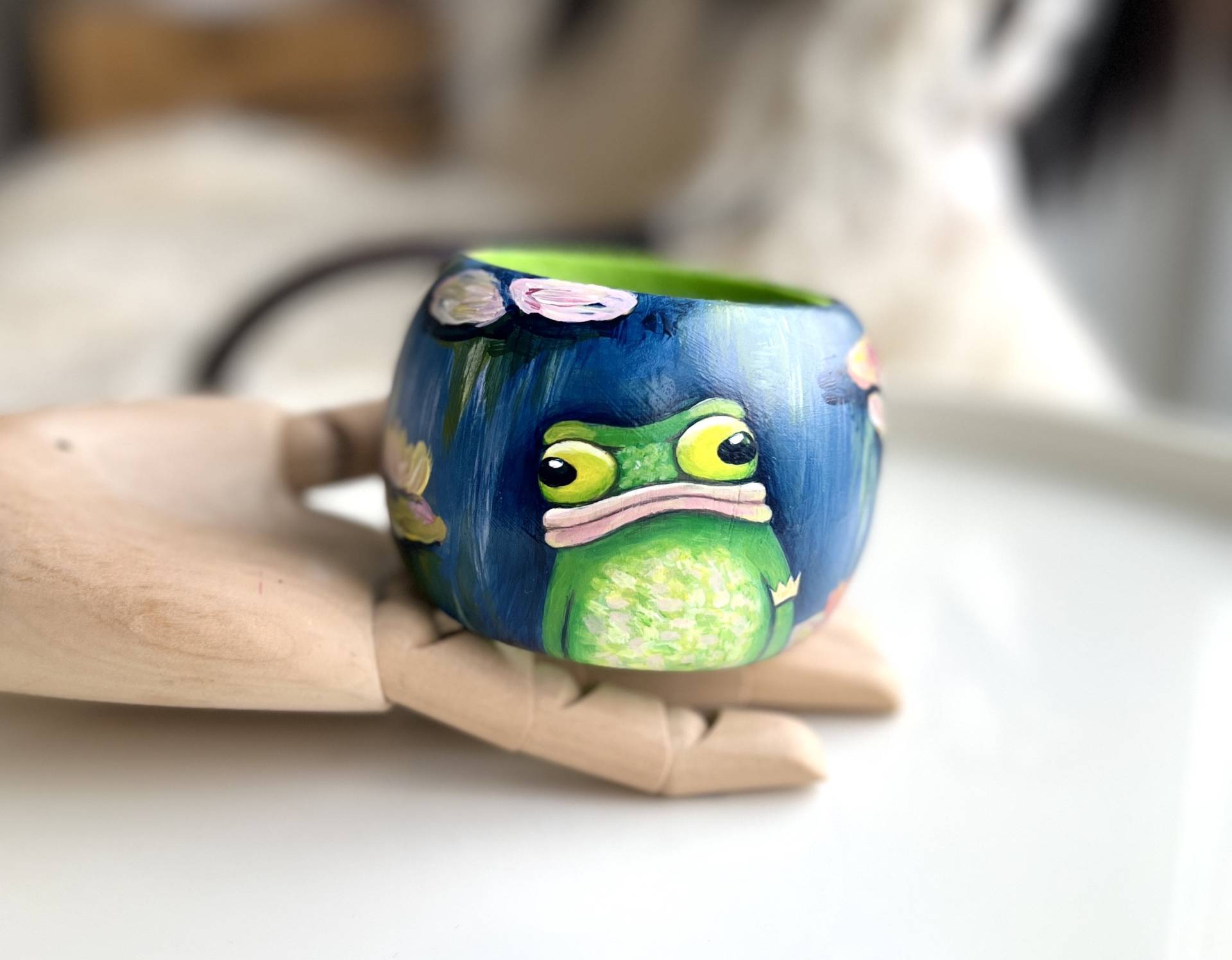 Monet's Seerosenfrosch, Kunzt Am Handgelenk, Armreif, Birken, Original, Frosch Holz Handbemalter Froschkönig von Lenzkunzt