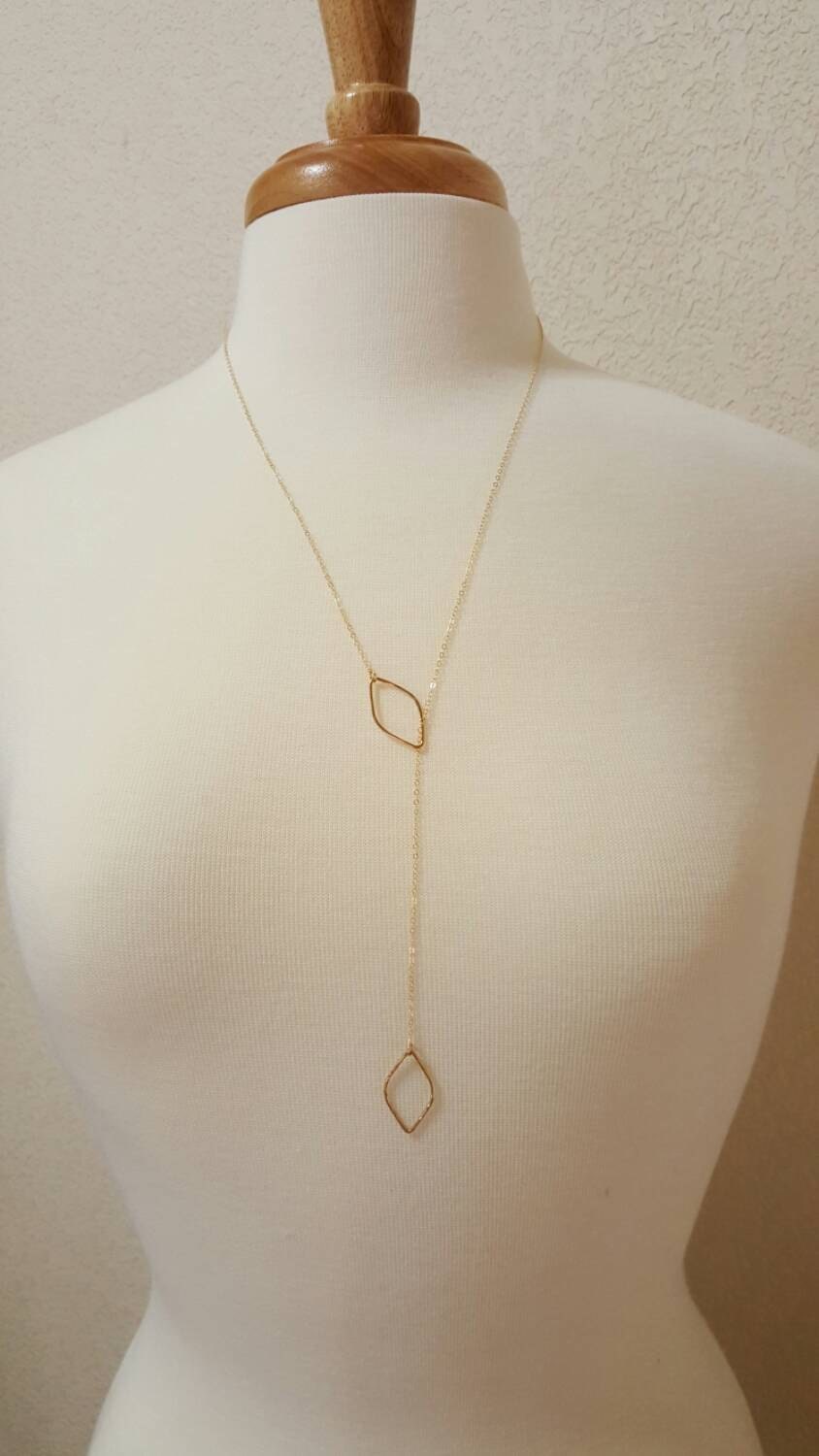 Gold Lariat, Lange Goldkette, Kleine Blatt Halskette, Einfache Diamantform Gold Lariat, Lange Goldkette, Kleine Blatt Halskette, Einfache Diamantform von LeoEleven