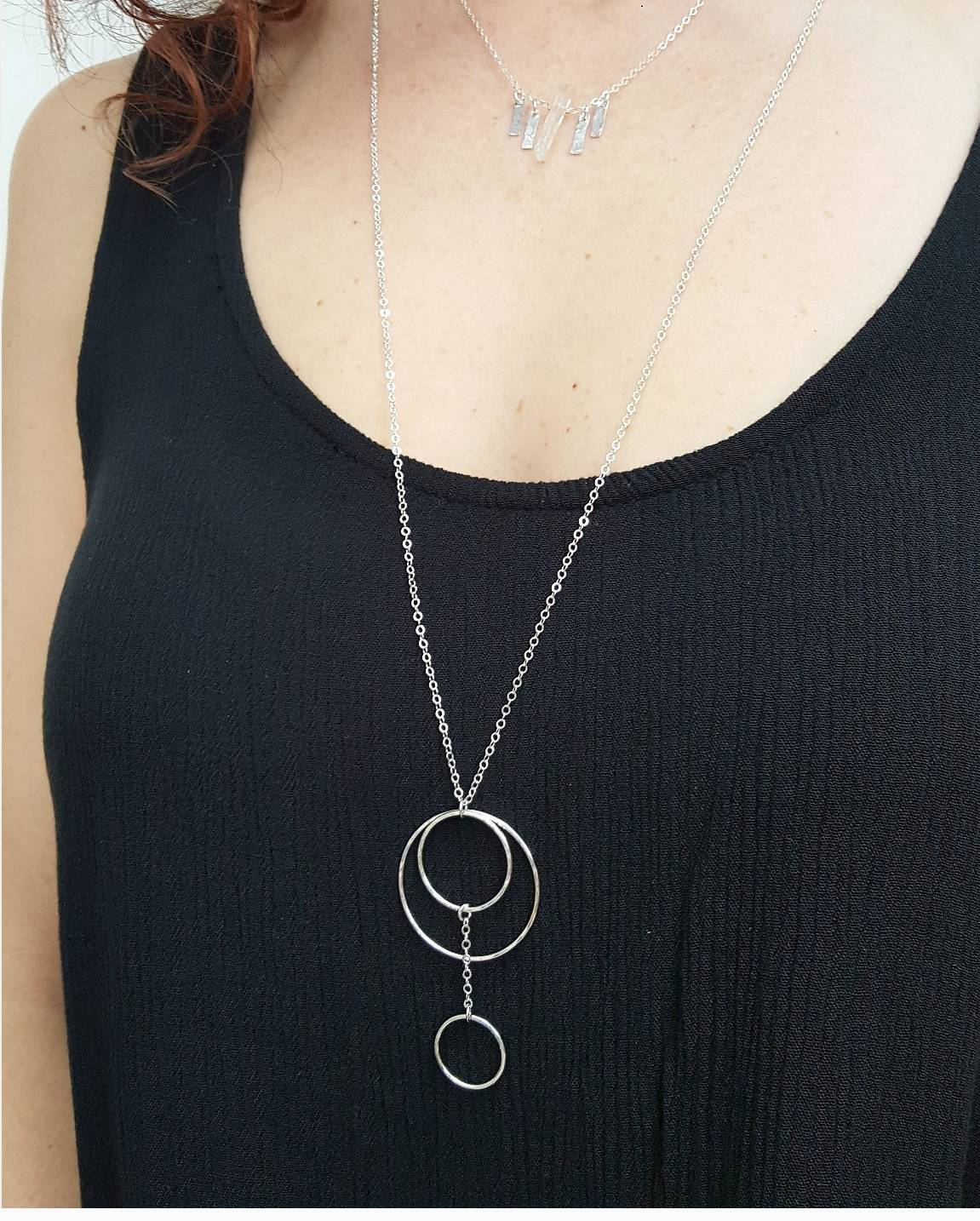Kreis-Halskette in Sterling Silber, Diese Lange Ist Von Hand Gehämmert, Um Eine Schöne Textur Zu Schaffen, Großer Kreis-Anhänger Kreis-Halskette in Sterling Silber, Diese Lange Ist Von Hand Gehämmert, Um Eine Schöne Textur Zu Schaffen, Großer Kreis-Anhänger von LeoEleven