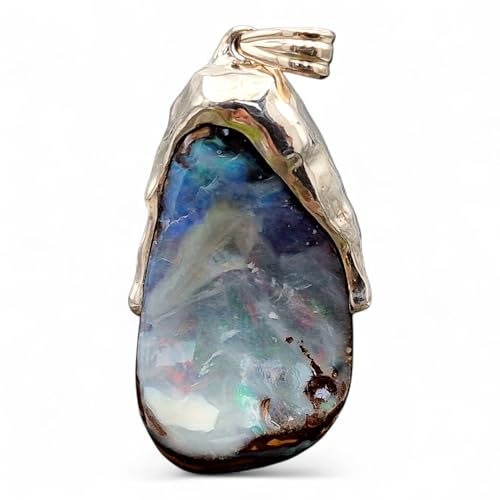 LeoLars-PABE Boulder Opal flüssiges Silber Design Anhänger aus 925er Silber, Opal gecarrt mit mehrfarbigem pastellfarbenem Opalfeuer in flächiger gemeiner Opalschicht, Unikat, Handarbeit, Unisex von LeoLars-PABE