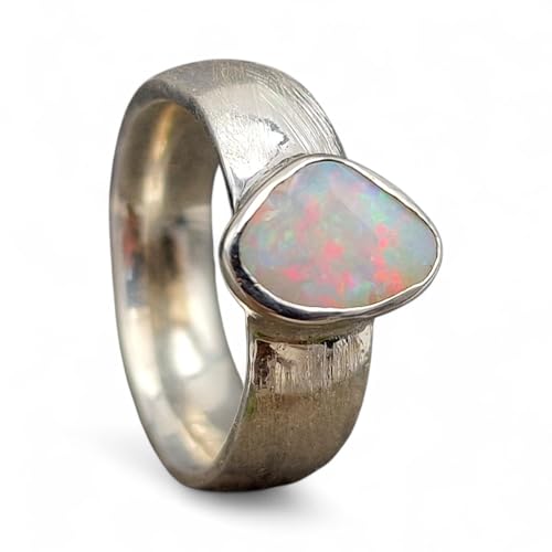 LeoLars-PABE Weißer Coober Pedy Opal Ring, Gr.50 (16), aus 925er Silber mit zart schraffierter Ringschiene, Opal mit mehrfarbigem Opalfeuer, Unikat, Handarbeit von LeoLars-PABE