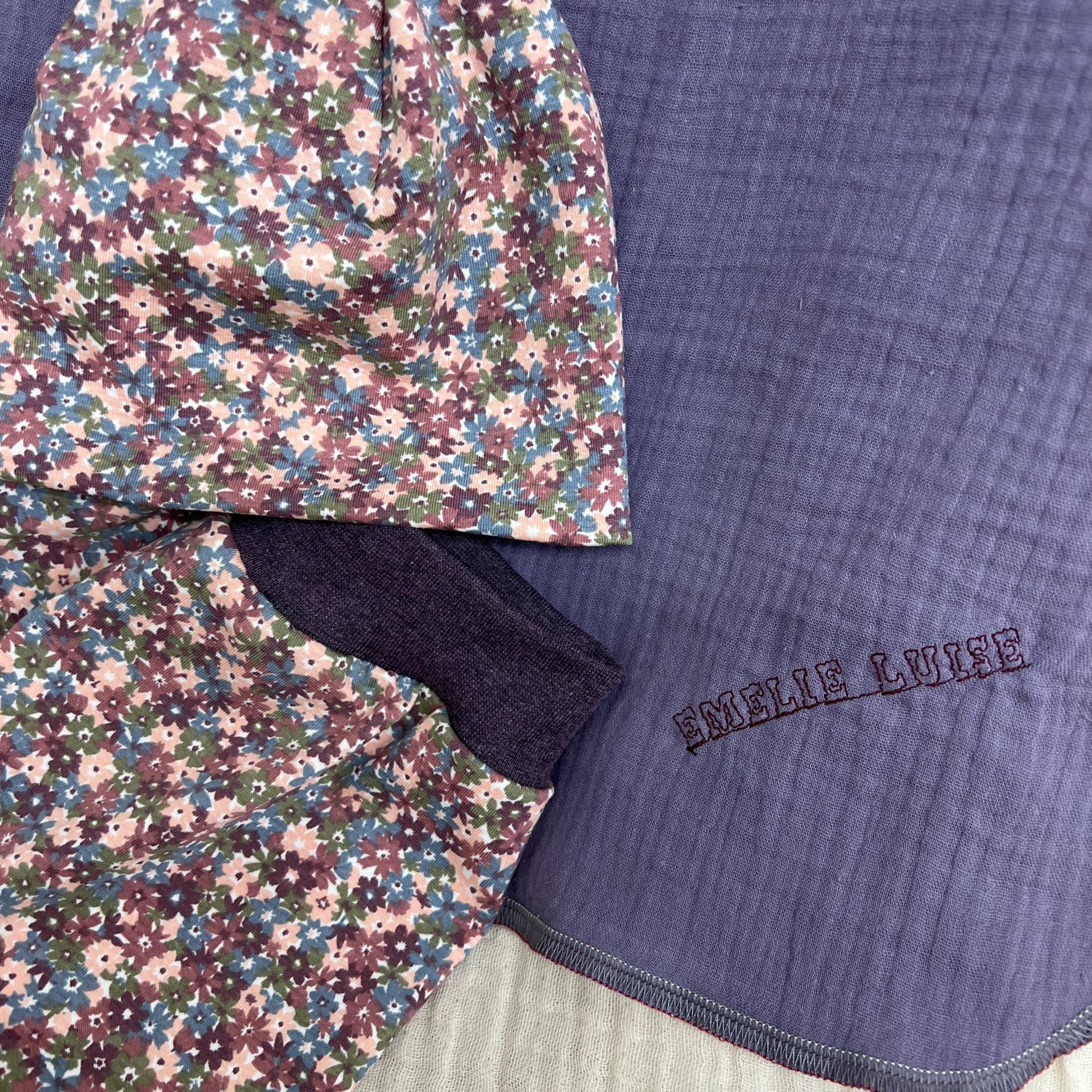 Geburtsgeschenk Newbornset Pumphose Babyhose Musselintuch Spucktuch Mütze Babymütze Personalisierung von LeoLoeweShop