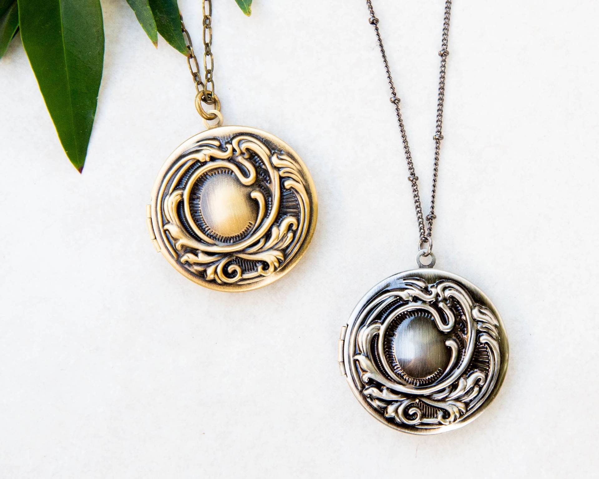 Foto-Medaillon Halskette, Rund Silber Messing Medaillon, Detaillierte Haustier-Verlust Erinnerungsgeschenk, Foto-Weihnachtsgeschenk von LeoandLovey