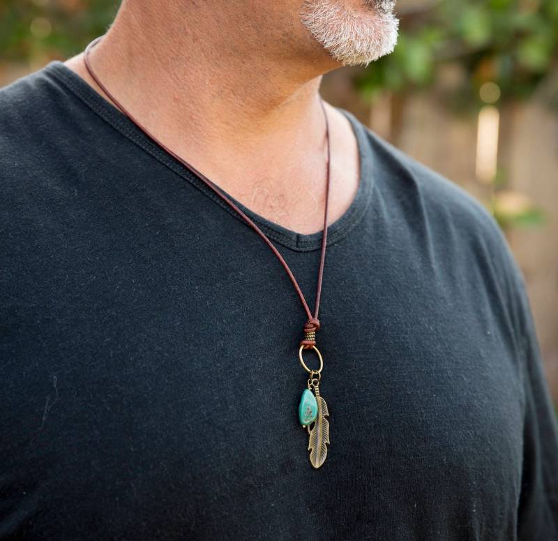 Herren Halskette Türkis Antik Messing Feder Lederkette Unisex Boho Lange Halskette, Chic Herren Halskette Türkis Antik Messing Feder Lederkette Unisex Boho Lange Halskette, Chic von LeoandLovey