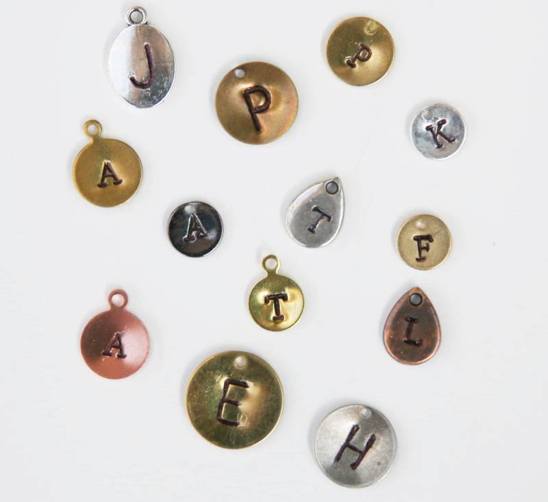 Initial Charm Add-On Ein Alphabet Monogramm Silber Gold Messing Kupfer Bronze von LeoandLovey