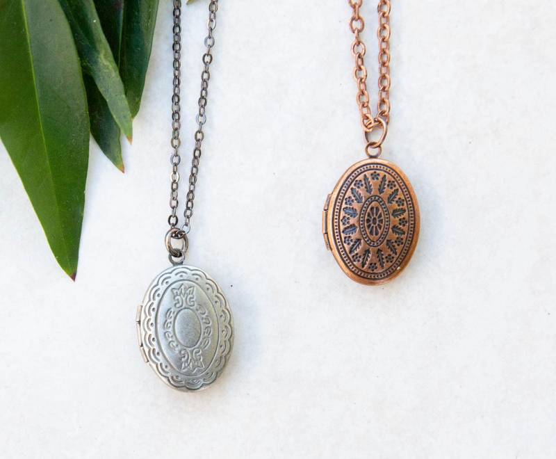 Kleine Medaillon Halskette, Kinder Muttertag, Oval Foto Anhänger 20 X 10 Mm Antik Silber Oder Kupfer Schmuck Geschenk Für Mama Kleine Medaillon Halskette, Kinder Muttertag, Oval Foto Anhänger 20 X 10 Mm Antik Silber Oder Kupfer Schmuck Geschenk Für Mama von LeoandLovey