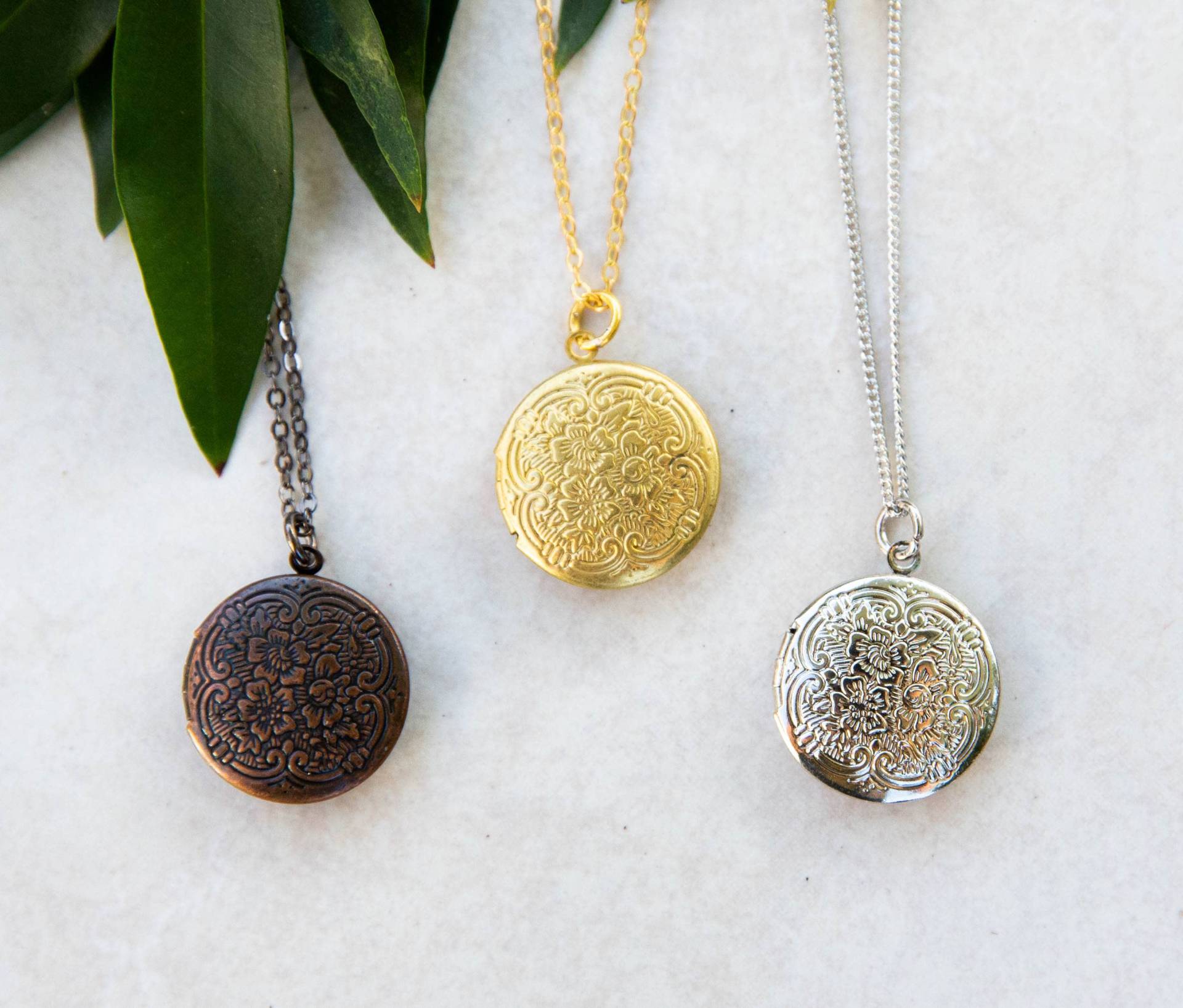 Kleine Medaillon Runde Floral Geprägte Foto Halskette, Silber Kupfer Gold Kurz, Bild, Andenken Erinnerungsgeschenk von LeoandLovey